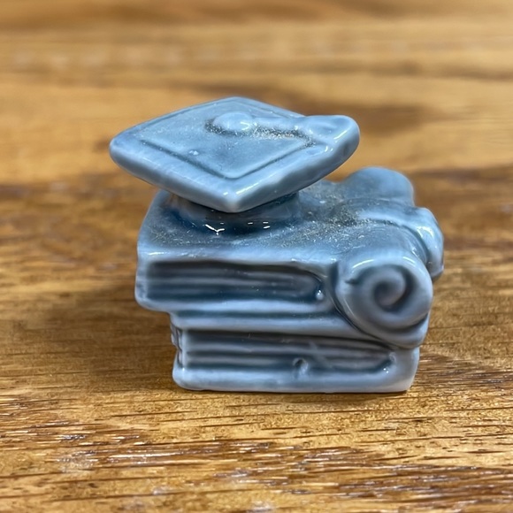 Wade Whimsies England graduate figurine - Picture 4 of 4